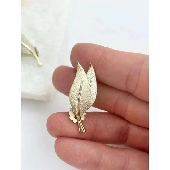 Vintage Gold Toned Layered Leaf / Foliage Shaped 80's Clip On Stud Earrings - Picture 3 of 7